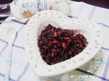 step4: 滋補養身又美味的的綜合鮮果乾紫米炊飯就完成囉。