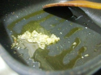 step3: 用原鍋蝦油炒香薑末