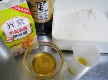 step1: 先準備好所需<span class="group_1">材料</span> 今天在液體<span class="group_1">材料</span>上運用燕麥高纖無糖鮮豆漿， 除了風味更香濃，另一方面也可補充平時攝取不足的膳食纖維喔。 家中長輩腸胃不好，又有便秘困擾， 高纖除了改善便秘外，還可以有飽足感等好處。 運用它來做麵包不但美味，對健康也更有益處