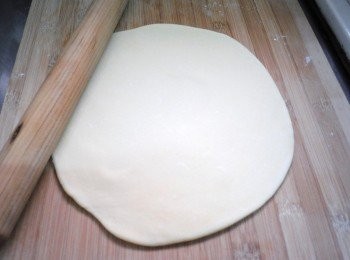 step4: 用橄麵棍桿整成所需麵皮(厚度依喜好口感決定即可) 如覺得黏手可灑上少許手粉方便操作