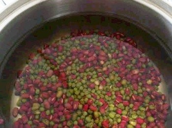 step3: 现在倒入水，以高火煮20分钟后，转中火煮至豆子软。煮的过程需要大约40分钟左右。