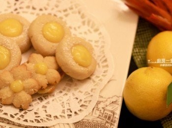 step9: 【組合】 等餅乾跟檸檬醬都放涼後，在餅乾表面灑上一些細砂糖，利用湯匙或擠花袋(一般塑膠袋也可)將檸檬醬填入，就完成囉!