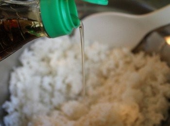 step1: 煮米 + 拌壽司醋. 以米:水的等比例 1:1 將白米飯煮好放涼後,依照壽司醋的食用指示拌入壽司醋成為醋飯 ** 白米的選擇不一定要壽司米, 一般家裡在吃的白米即可 ** 份量的拿捏, 通常是1杯米可以包2捲壽司. 經過多次實驗, 這樣米飯跟內餡的比例最剛好