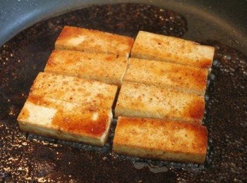 step3: 最後將<span class="group_2">醬汁</span>淋在豆腐上, 用小火燒到<span class="group_2">醬汁</span>稍微收乾