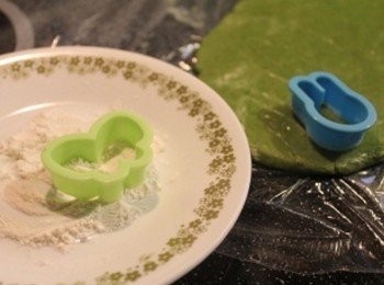 step5: 用餅乾模壓出圖案. ** 預防沾黏, 可在模型上先沾上少許的麵粉