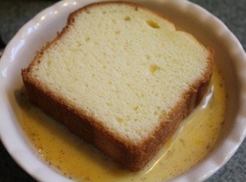 step2: 蛋糕切2-3公分的厚片 (** 蛋糕可選擇: 蜂蜜蛋糕, 重奶油蛋糕/磅蛋糕, 海綿蛋糕, 戚風蛋糕類)