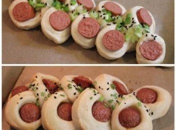 step5: 整形好的熱狗麵包進行發酵, 約45分鐘. 在中心處鋪上蔥花與黑芝麻(可省略). 烤箱預熱350度F 或 175度C 烤14-15分鐘