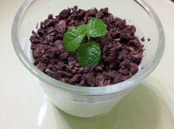 step4: 從冰箱取出,可可脆片壓碎鋪平在奶酪之上,再以薄荷裝飾即可.