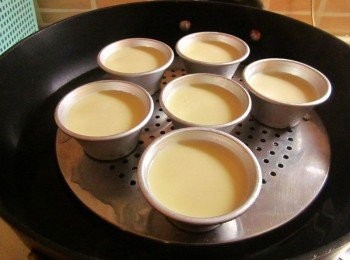 step4: 將焦糖液加到模型再倒入2,水滾後用小火蒸5分鐘