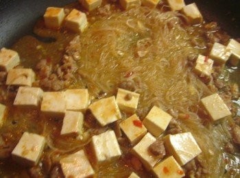 step4: 加入粉絲拌勻,用中小火收微乾,起鍋加入葱花及香油即可