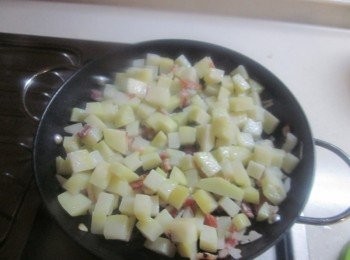 step2: 馬鈴薯,培根,洋葱全切丁,鍋中放油炒到馬鈴薯8分熟熄火