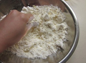 step2: 低粉.糖粉過篩,冰奶油切成小丁,將奶油以按壓方式和低粉.糖粉和勻