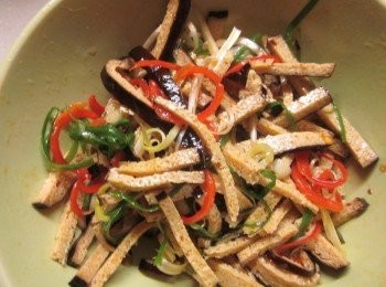 step5: 將作法4拌勻,上桌前再淋上香油即可