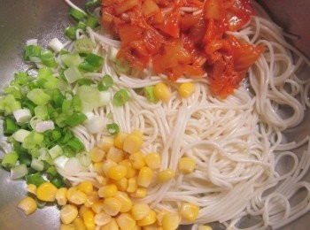 step3: 將五木細關東麵撈起加入玉米粒.葱花.泡菜.香油