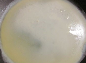 step4: 平底鍋抺一層薄薄的油,放入一湯杓的<span class="group_2">麵糊</span>,轉動鍋子使其平均流散攤平