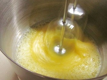 step2: 雞蛋攪拌後加入糖再拌勻