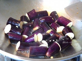 step4: ※ 準備一杯熱開水‧‧‧

茄子下鍋拌炒兩下，倒進一杯熱開水
蓋上鍋蓋悶煮幾分鐘茄子即會熟軟入味

※ 加熱開水的用意是為了讓茄子快速悶熟以免變色。