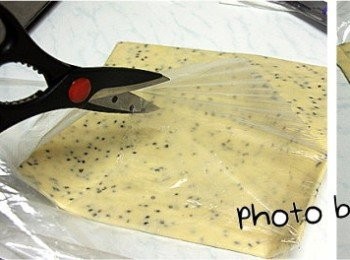 step2: 將冷藏過的麵糰取出來
以剪刀剪破塑膠袋成一大攤開狀
(將底部先剪開，再剪一條與底部的垂直線拉開即可)
麵糰切割成自己想要的寬度與長度