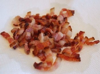 step4: 平底鍋乾鍋將培根煸出油脂且金黃上色，置於廚房紙巾上瀝乾油脂