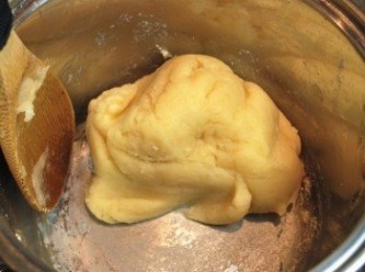 step4: 開小火，繼續攪拌至麵粉跟奶油混合成不粘黏鍋邊的麵團，離火稍稍降溫