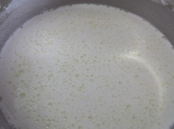 step2: 先加入冷開水攪拌成粉漿，待順滑沒有粉漿，靜止5分鐘後，再加入熱水攪拌成半生熟粉漿。