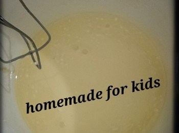 step4: ４、平底鍋燒熱後，盛一勺麵糊倒入平底鍋中，快速轉動使麵糊在平底鍋中鋪勻，小火煎約一兩分鐘至表面凝固。