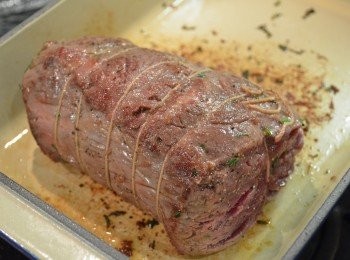 step5: 平底鍋加入1大匙橄欖油燒熱，放入醃好的牛柳以大火煎至表面略變金黃色。（不需要煎至全熟），將煎好的牛柳取出。