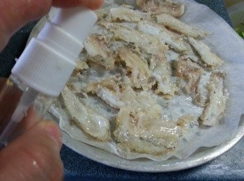 step9: 10-取出待涼2-3分鐘反轉,(因生粉會痴住牛油紙,待涼一會魚才不會散)反轉再噴油或掃上油再波5分鐘,取出再灑上椒鹽即可