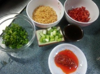 step2: 準備好所有汁料:蔥切粒,分開蔥白.豆瓣醬.炸蒜.長紅椒切粒.自製照燒汁(如沒有用生抽或蒸魚豉油代替)