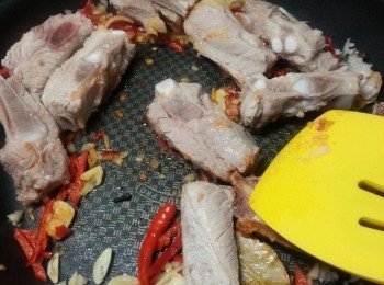 step7: 再落金沙骨,豆瓣醬1湯匙(多少隨個人喜歡辣的程度)