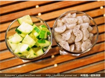 step2: 先將小黃瓜依不規則狀去皮，讓切塊的小黃瓜，帶有些許的深綠色外皮，黑木耳QQ圓則切成1/4圓的大小。