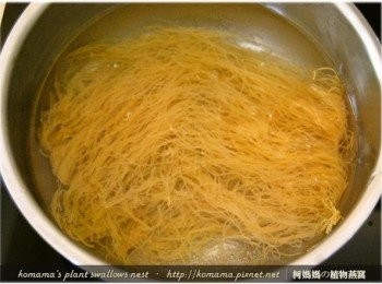 step2: 煮一鍋熱水，放入米粉煮5~10分鐘，撈起並瀝乾水分。