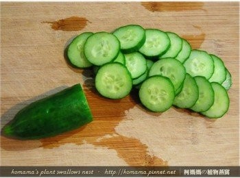 step3: 將小黃瓜徹底洗淨後，分切成數片圓形的塊狀備用。