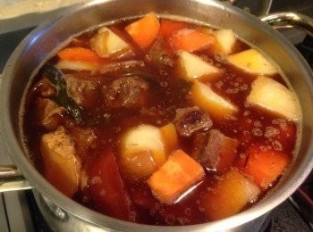 step5: 同鍋放入紅、白蘿蔔，燉煮約30分鐘熟成後即可。