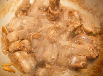 step5: 接著加入醬油、米酒和水一起煨煮約15~20分鐘。