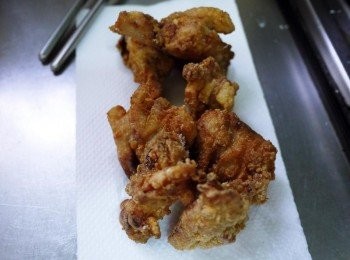 step4: 起170度油鍋，放入醃好的雞肉下鍋油炸至金黃色撈起等約4~5分鐘，接著開大火將油溫升高至180度後，再下鍋搶酥撈起放入紙巾吸油