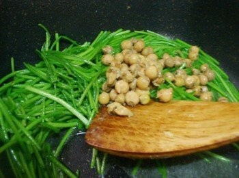 step3: 接著加入樹子湯汁和樹子再次拌炒均勻即可