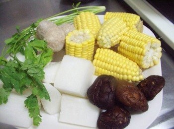 step1: 先準備好所需<span class="group_1">材料</span>ˊ並處理成適當大小ˊ乾香菇用水沖洗乾淨ˊ 無需泡軟ˊ貢丸剪十字花備用