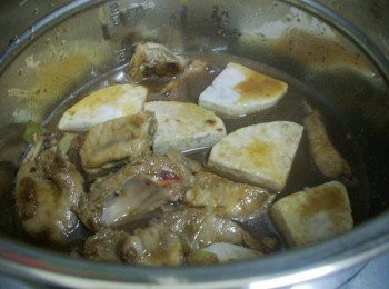 step5: 將完成的步驟4倒入快鍋並加入芋頭一起悶煮ˊ (沒快鍋用電鍋ˊ外鍋米杯水1.5杯ˊ)完成即可