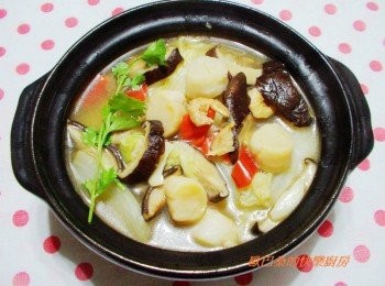 step6: 只是簡單加上干貝點綴ˊ就讓這道開陽白菜更有價值感ˊ 也更添鮮美哦。希望維持完整干貝可以像歐巴桑這樣處理ˊ 也可以炒至香酥撥絲狀處理ˊ看各人喜好決定哦。