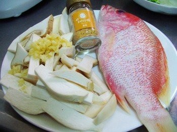 step1: 先準備好所需<span class="group_1">材料</span>ˊ紅鯛魚洗淨擦乾水份ˊ杏鮑菇切長條ˊ蒜頭切細末備用