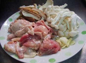 step2: 這是這次所需<span class="group_1">材料</span>ˊ去骨雞腿1支切成6份ˊ菇類洗淨處理成喜好大小ˊ蒜頭切片