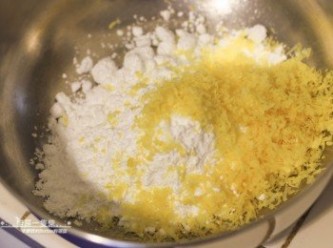 step12: 將檸檬皮與砂糖混合，用手搓出香氣，做成檸檬糖。