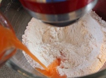 step1: 將麵粉/酵母/泡打粉/蜂蜜/奶油放入攪拌盆, 用慢速攪打, 並慢慢的加入紅蘿蔔汁1杯