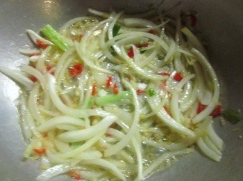 step3: 原鍋爆香青蔥.薑.蒜末及洋葱