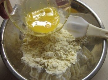 step3: 加入蛋液,一樣以按壓方式和勻