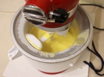 step8: 步驟7的材料放入冰淇淋機攪拌30分鐘。
