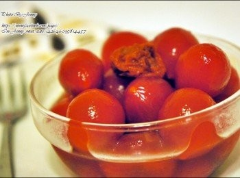 step6: 蜂蜜水加進蕃茄裡 (蜂蜜水要蓋過蕃茄)，密封放於冰箱冷藏3天即可。