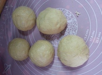 step7: 將麵皮卷起,分切成5-6小塊滾圓,舖上保鮮紙靜止15分鐘,