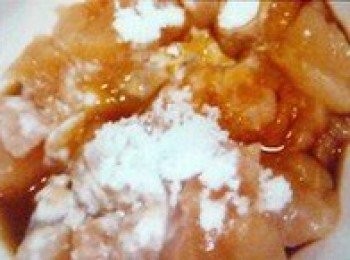 step1: 雞肉切小塊醃一下：抓上少許干淀粉，料酒，抓均（醬油鹽少少放一點就ok！口輕的可以不讓，不要多放，因為咖哩塊的味道很足不然會太鹹哦）這樣醃過雞肉會很嫩很嫩，口感超好。